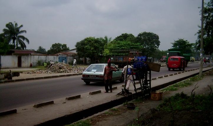 Rue_de_Lemba,_Kinshasa,_2003