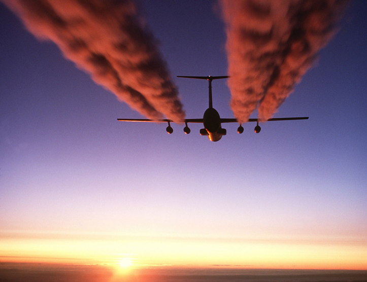 1024px-C-141_Starlifter_contrail_crop1.png